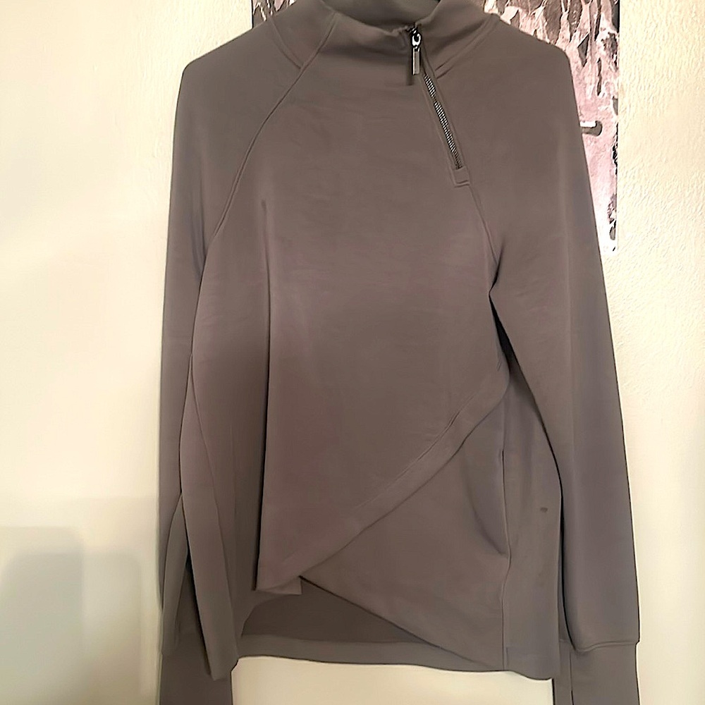 Cable & gauge studio women’s athletic top . Long sleeve.